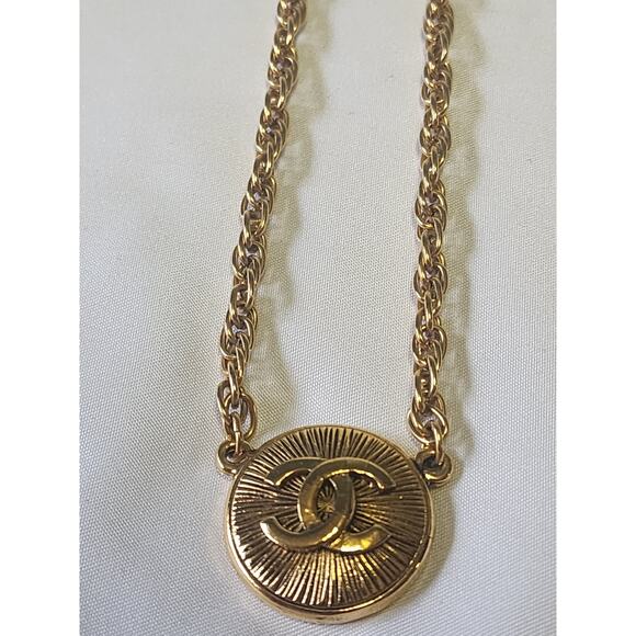 US BASED Authentic Vintage Chanel CC Gold Tone Pendant Necklace W Gift Box / Bag - Picture 4 of 10